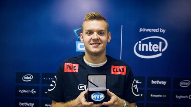 要破心魔！王多多：Faker真不能退役！我们一定要在有生之年战胜一次